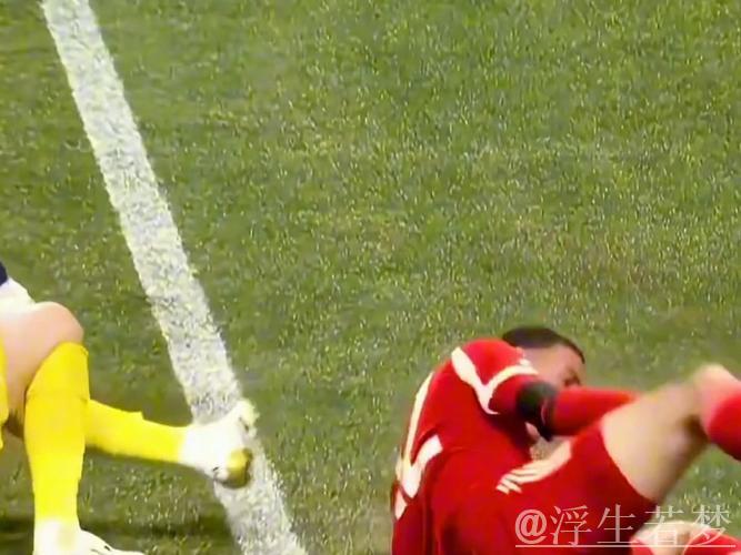 拜仁1.4亿巨星脚踝重伤90度变形！痛苦倒地掩面 队友不忍直视